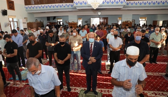 Başbakan Tatar, Bayram Namazını Hz. Ebubekir Camii'nde Kıldı