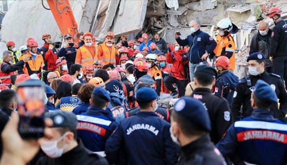 İzmir’deki depremde can kaybı 25’e, yaralı sayısı 804’e yükseldi
