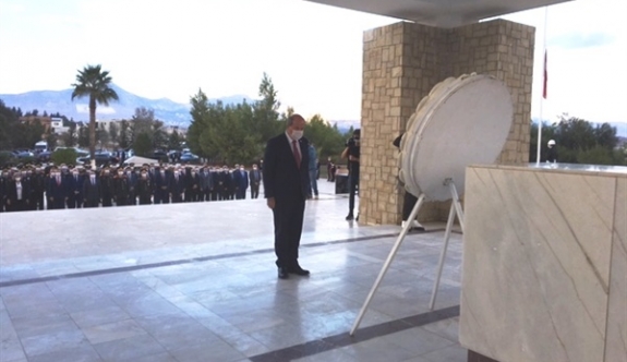 15 Kasım Cumhuriyet Bayramı… Dr. Fazıl Küçük’ün Anıt Mezarı’na çelenk sunuldu