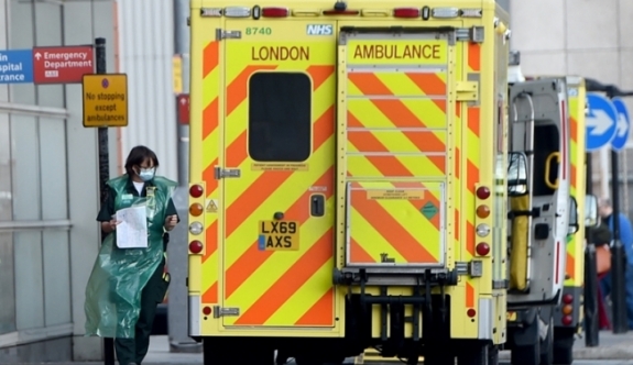İngiltere'de her 30 saniyede bir koronavirüs vakası hastanelere kabul ediliyor