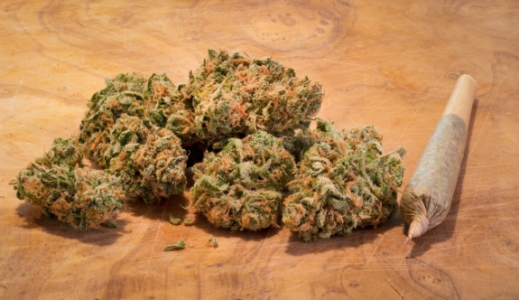 Yolcu beraberi 2 kilo 300 gram marihuana