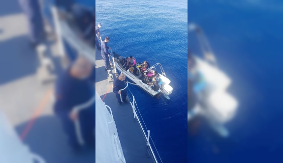 Sahil Güvenlik 13 Göçmeni Türkiye'ye teslim etti