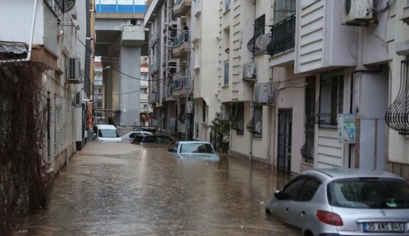 İzmir'de yağmur felakete yol açtı