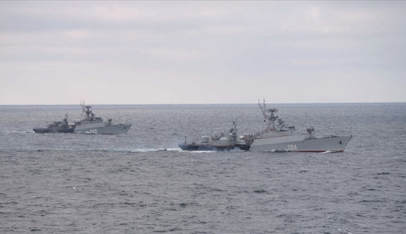 Rus savaş gemileri tatbikatta