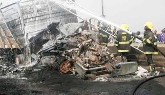 Nijerya'da trafik kazası: 10 ölü!