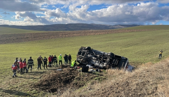 Amasya'da Sporcuları Taşıyan Minibüsün Devrilmesi Sonucu Çok Sayıda Kişi Yaralandı.