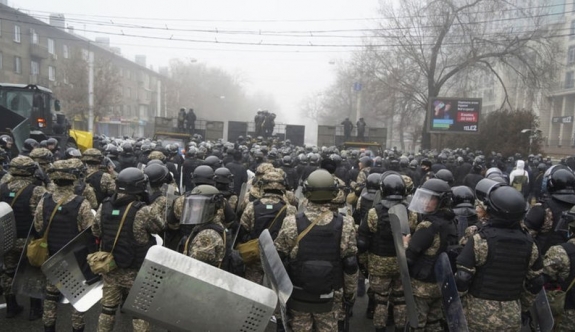 Kazakistan'daki Protestolarda Asker Sokağa İndi