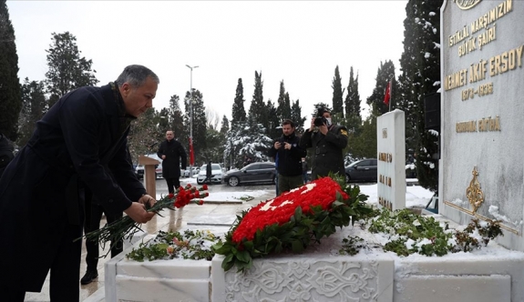 Mehmet Akif Ersoy, İstiklal Marşı'nın Kabulünün 101. Yılında Edirnekapı Şehitliği'ndeki Kabri Başında Anıldı