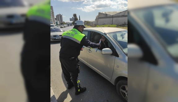 Polis Teşkilatından Kadın sürücülere  Çiçek