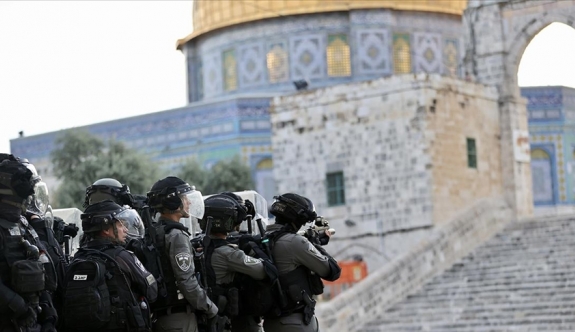 İsrail Polisi Mescid-i Aksa'ya Baskın Düzenledi