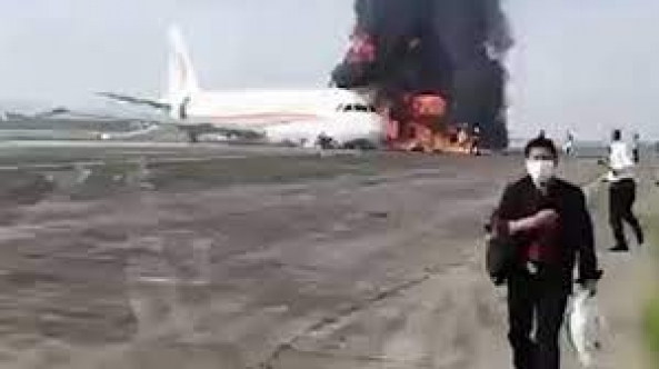 Çin'de Yolcu Uçağı Kalkış Sırasında Alev Aldı: 40'dan Fazla Yolcu Yaralandı