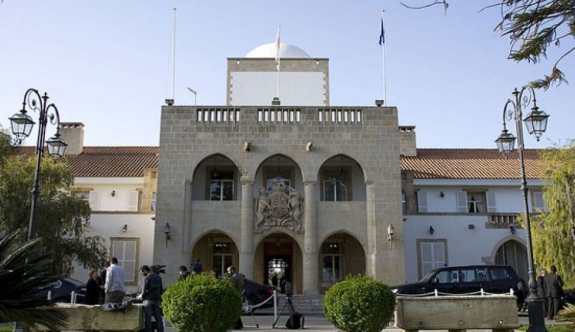 Güney Kıbrıs’ta Başkanlık Sarayı Dışında Ateş Yakılan Eylemde 1Kişi Tutuklandı