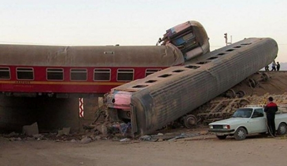 İran'da Yolcu Treninin Raydan Çıkması Sonucu 17 Kişi Öldü