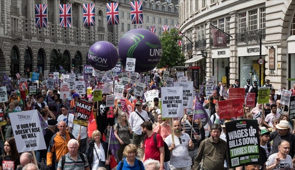 Londra'da Binlerce Kişi Hayat Pahalılığına Karşı Yürüdü