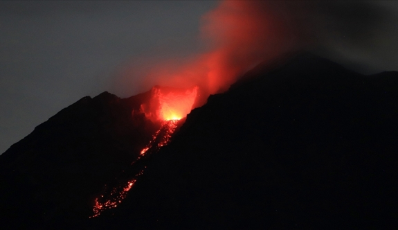 Japonya'daki Sakurajima Yanardağı'nda Patlama Oldu