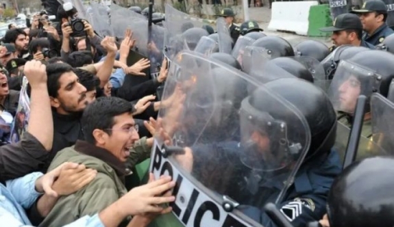 İran'da polise "başörtüsü ihlallerinin üzerine kararlılıkla gidilmesi" talimatı