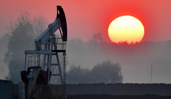 Brent petrolün varil fiyatı yüzde 0,63 azalarak 82,30 dolar oldu