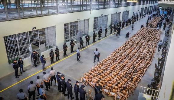 El Salvador'da Amerika kıtasının en büyük hapishanesine 2 bin çete üyesi nakledildi