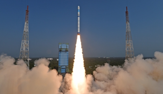 Hindistan'ın uzaya gönderdiği üç uydu yörüngeye yerleşti