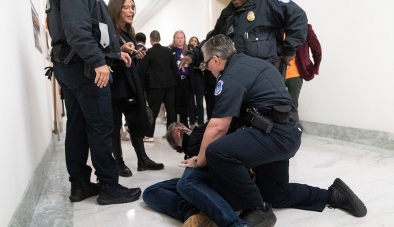 ABD Kongresi'ndeki toplantıda silahlı şiddeti protesto eden kişi gözaltına alındı