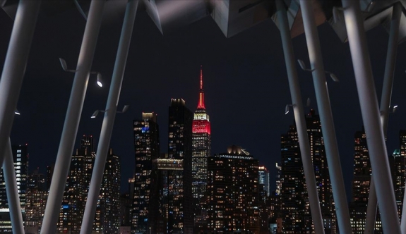 Empire State binası depremzedeler için kırmızı beyaz