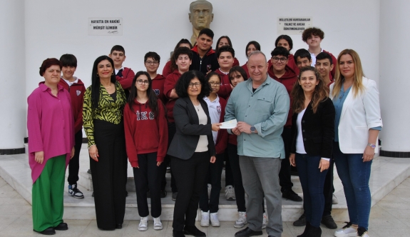 İrsen Küçük Ortaokulu “İyilik Kulübü” öğrencilerinden Kıbrıs Türk Dayanışma Platformu’na 10 bin TL bağış