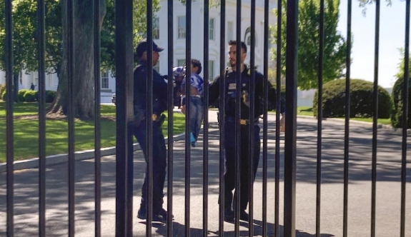 ABD'de küçük bir bebek Beyaz Saray'ın çitlerinden geçerek başkanlık arazisine girdi