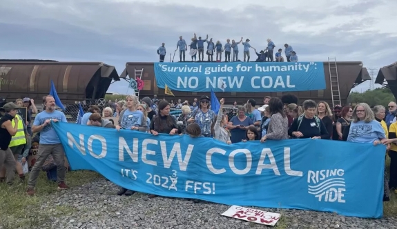 Avustralya'da kömür yüklü treni durduran iklim aktivistleri gözaltına alındı