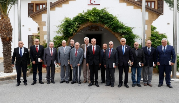 Cumhurbaşkanı Tatar, Kıbrıs TMT Mücahitler Derneği heyetini kabul etti.