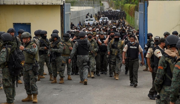 Ekvador'da bir hapishanede rakip çeteler arasında çıkan çatışmada 12 kişi öldü