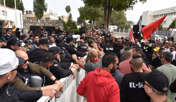 El-Sen, Meclis önünde eylem yapıyor