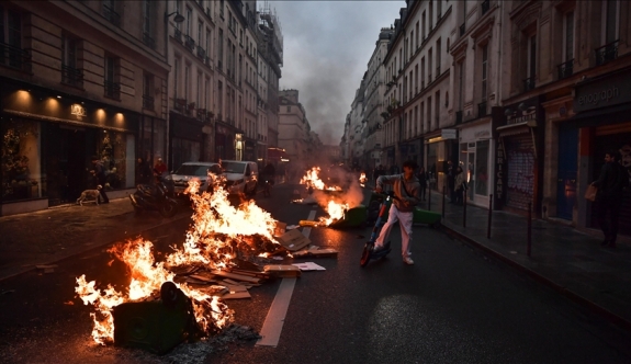 Fransa'da emeklilik reformunun onaylanmasının ardından başlayan gösteriler şiddetlendi