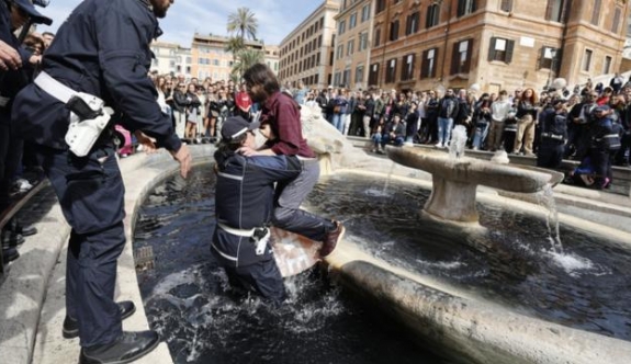 İklim aktivistleri Roma'daki Barcaccia çeşmesine kömür bazlı sıvı döktü