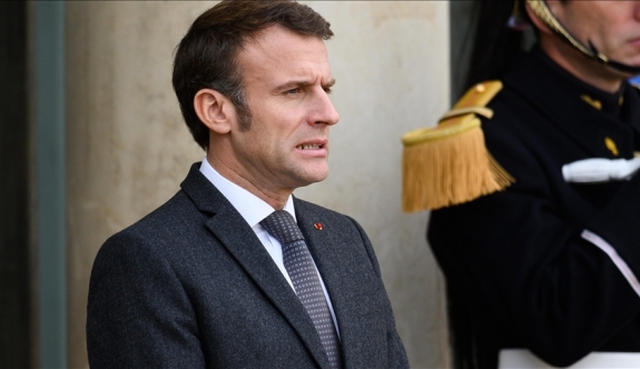 Macron, emeklilik reformu sonrası ilk gezisinde yuhalandı