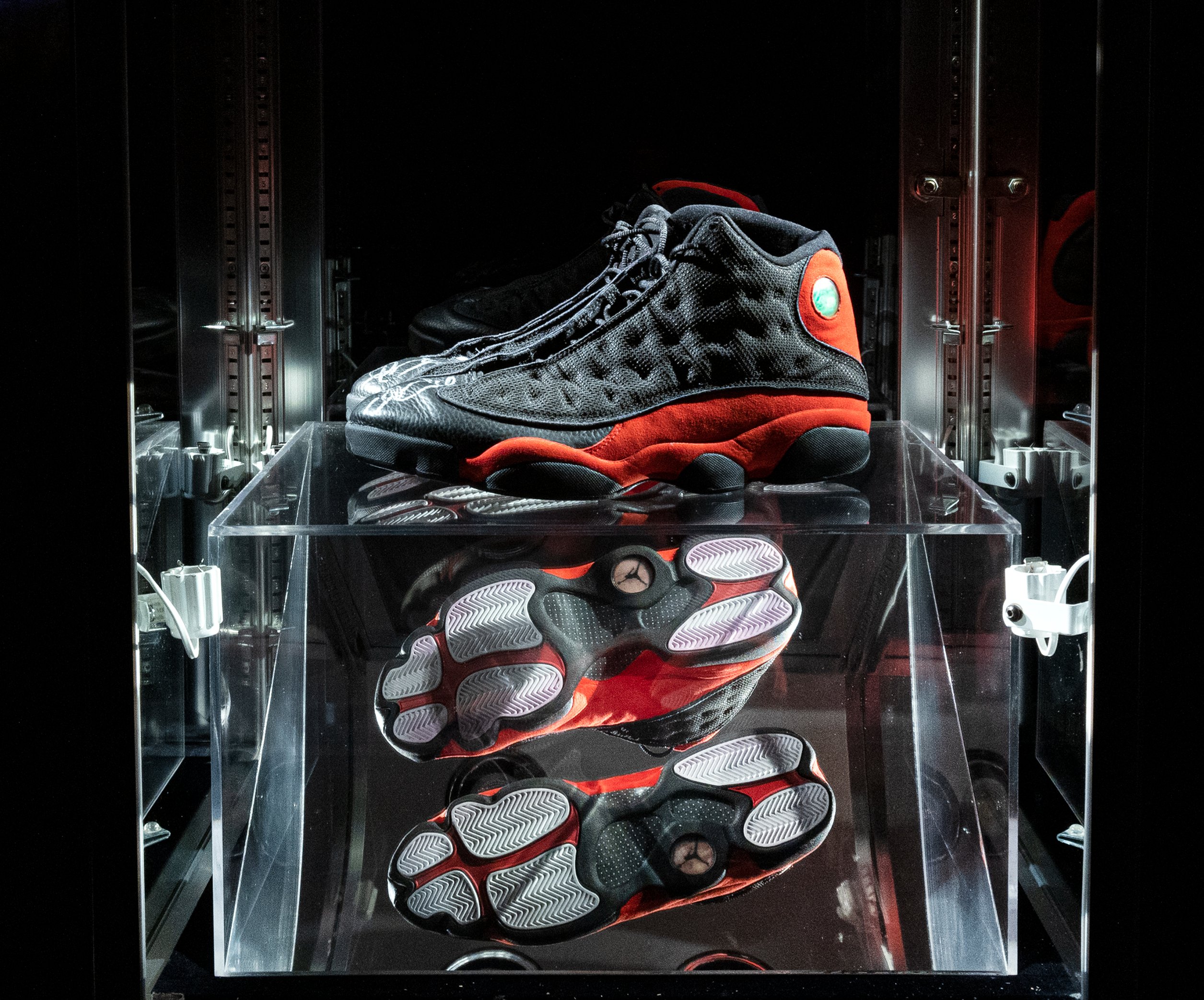 Michael Jordan'ın "Son Dans" ayakkabıları 2,2 milyon dolara satıldı