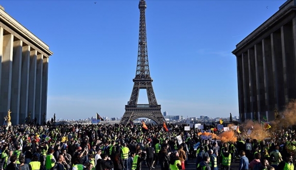 Fransa'da 1 Mayıs'ta, emeklilik reformuna karşı ülke çapında gösteriler başladı