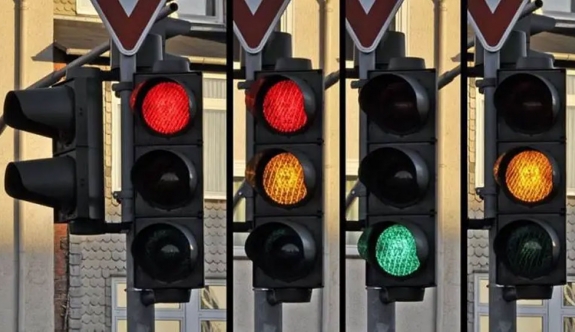 Fransa'da yayalar için trafik lambalarına turuncu ışık eklendi