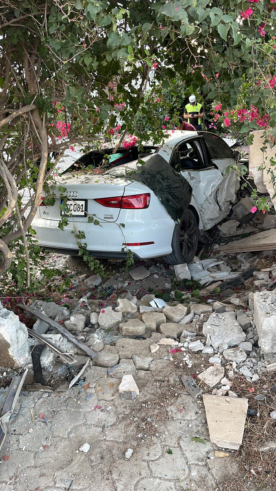 Çatalköy’de bir evin bahçe duvarına çarpan araç sürücüsü yaralandı