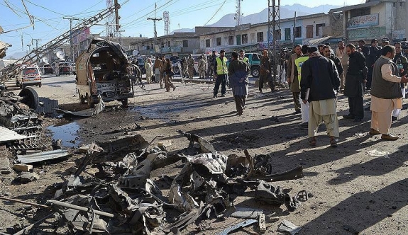 Pakistan'daki intihar saldırısında 4 polis öldü