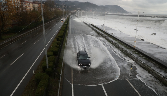 Karadeniz’de fırtına sonucu dev dalgalar oluştu