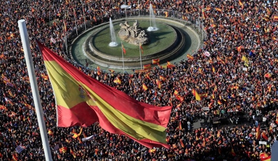 Madrid'de binlerce İspanyol, ayrılıkçı Katalanlara af girişimini protesto etti