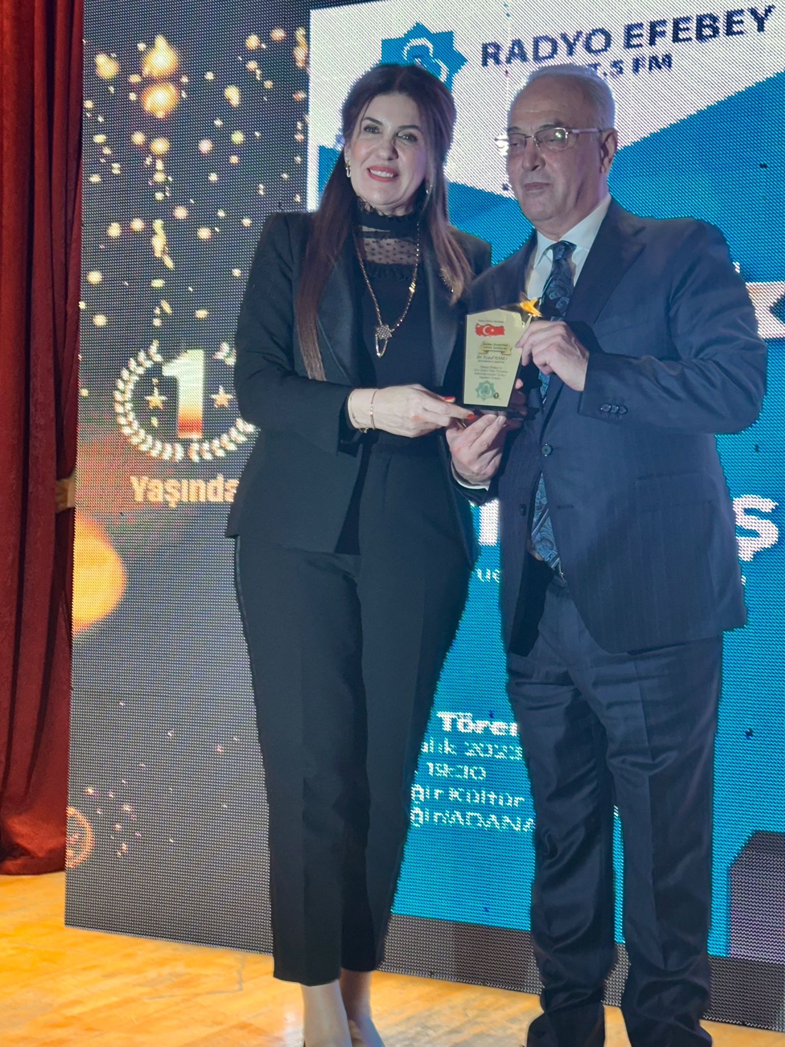 Tatar'a Türkiye'de yayın yapan bir radyo kanalından "Yılın Onur Ödülü"...