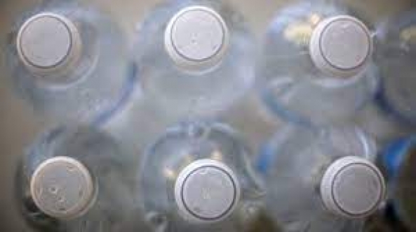 Araştırmaya göre pet şişedeki su, insan sağlığı için tehlikeli binlerce "nanoplastik" içeriyor