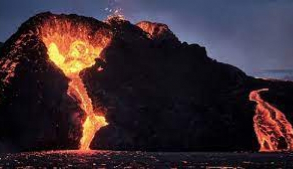 Japonya'nın Suwanose Adası'ndaki Otake Yanardağı'nda patlama