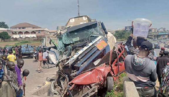 Nijerya'da iki ayrı trafik kazasında 24 kişi hayatını kaybetti
