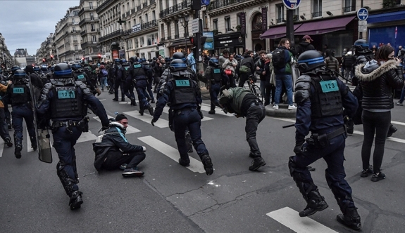 Fransa'da hükümet protestolara rağmen emeklilik reformunu geri çekmeyeceğini açıkladı