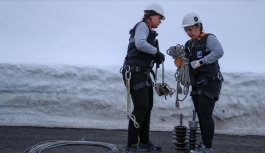 İki Kadın Karlı Dağların Zirvelerinde Elektrik Arızalarını Gideriyor