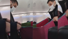 Uçakta Ağlayan Bebeği, Yolcular Sallayarak Uyuttu