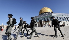 İsrail Polisi Mescid-i Aksa'ya Baskın Düzenledi