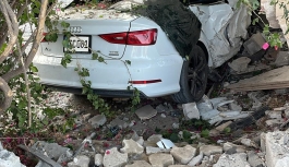 Çatalköy’de bir evin bahçe duvarına çarpan araç sürücüsü yaralandı